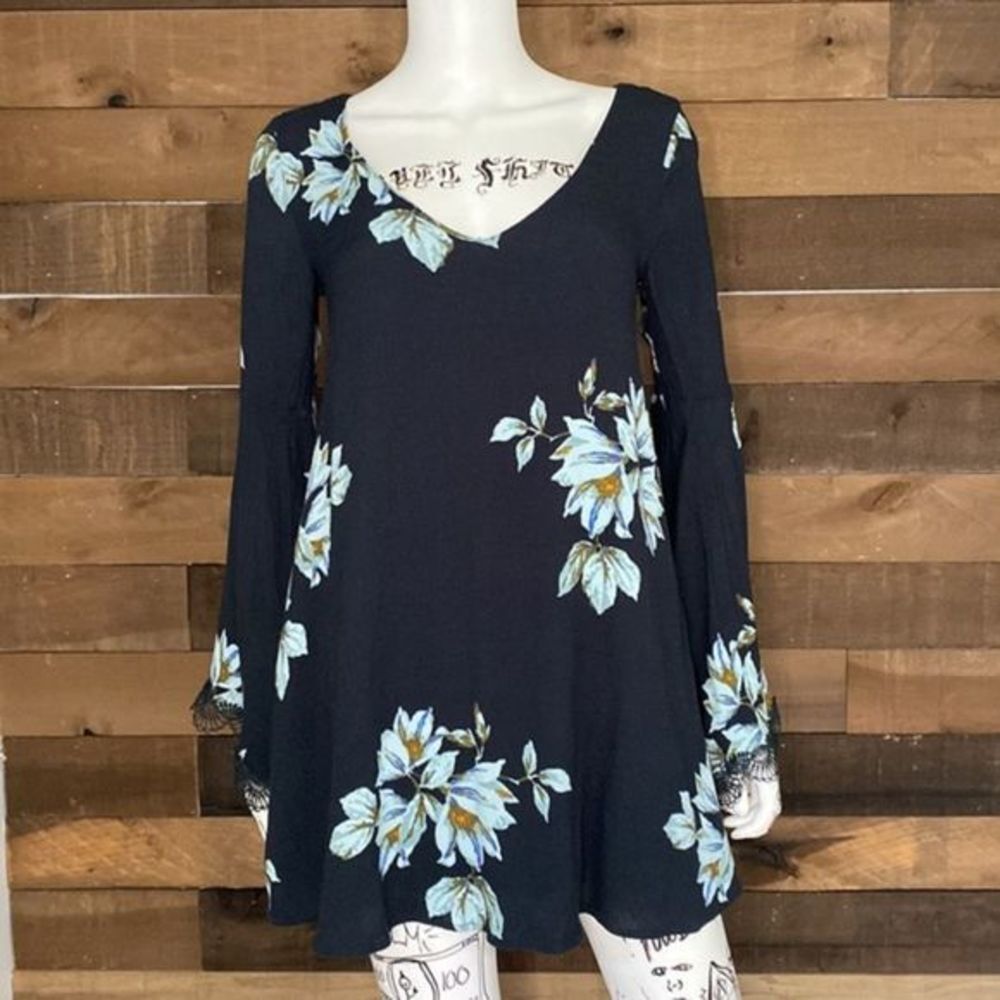 🎉🎉 HOST PICK 🎉🎉 Free People Flowy Top W Wide Sleeves